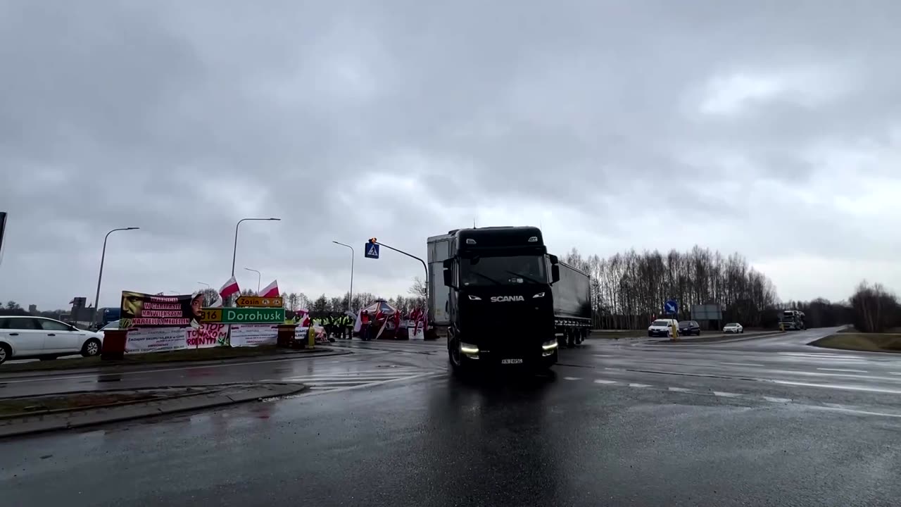 Drone shows Polish farmers blocking Ukrainian border