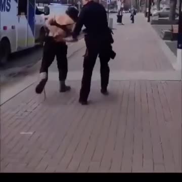 FEMINISTA SE PONE VIOLENTA Y LA CALMAN INMEDIATAMENTE