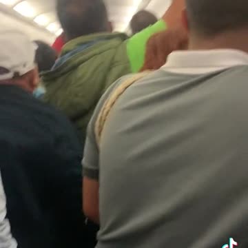 Bajan a cuatro pasajeros de avión
