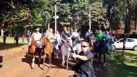 Jair Bolsonaro - Chegando a cavalo no Agroshow! Valorizando o Agro Brasileiro!