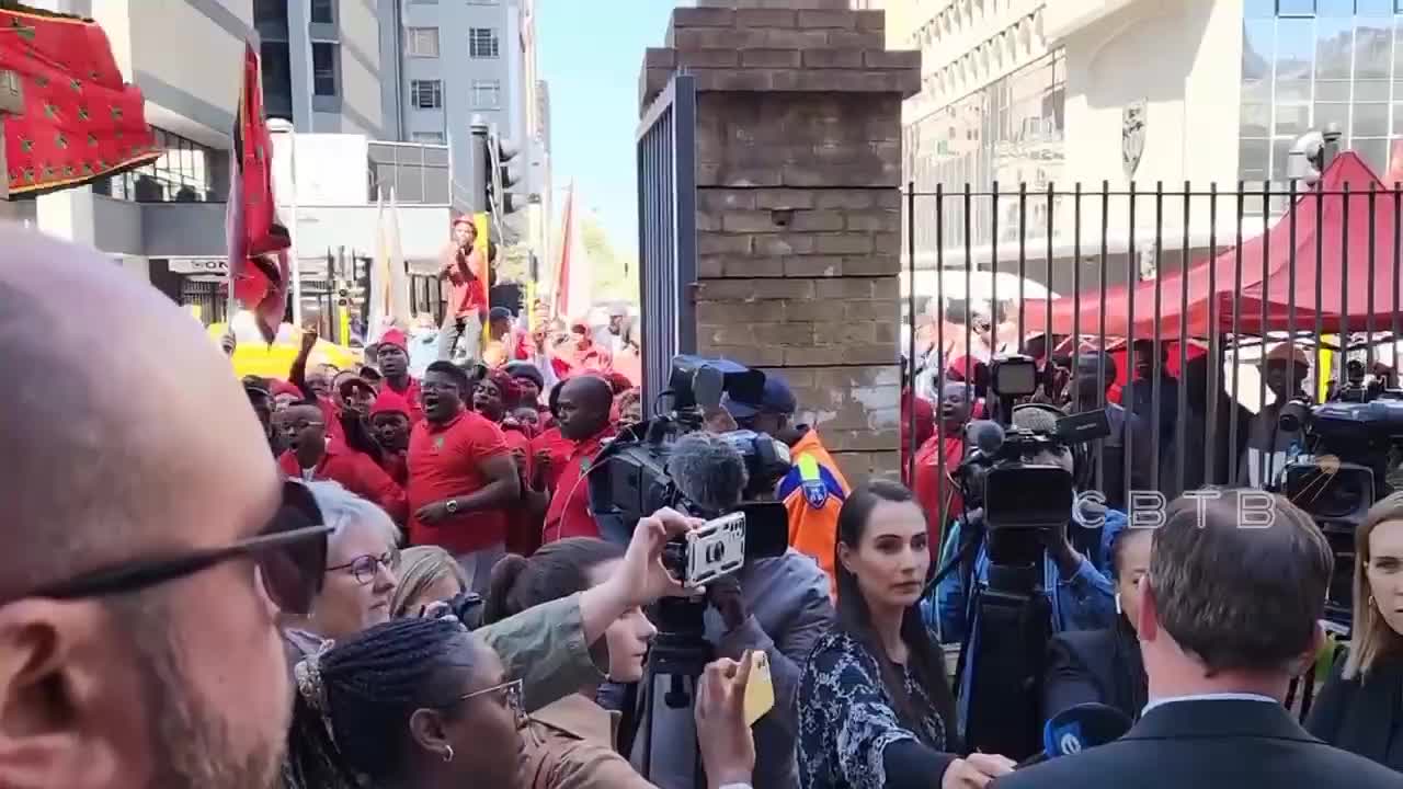 South African ultra-left communists demand that white people be killed