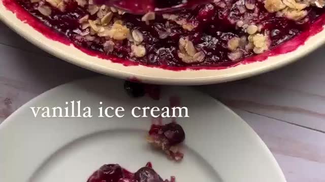 How to make easy berry cake crumbles