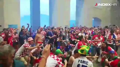 Hrvatski navijači slave nakon poraza u finalu SP-a
