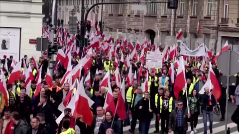 Polish farmers escalate protests with flares, sirens