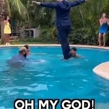 homem andando sobre a piscina