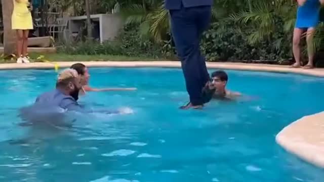 homem andando sobre a piscina