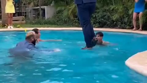 homem andando sobre a piscina