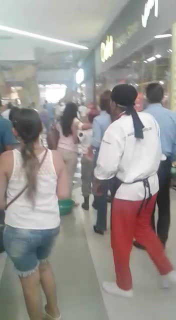 Varios heridos deja desplome de cielo raso de centro comercial en Montería