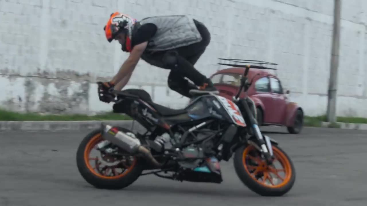 Drifting the KTM RC 390 cup bike