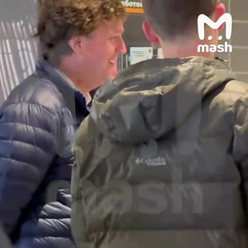 Tucker Carlson at a fast food joint in Moscow? 👍