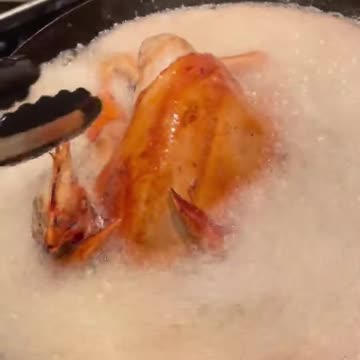 20210529文贵先生GETTR⁴：哥边开会边做着我们山东莘县的古城郭氏烧鸡．这是我小时候最想吃的最爱吃的，我老家古城的郭氏烧鸡！我会将共产党如同楚，这个机一样，慢慢地将它们煮熟煮透