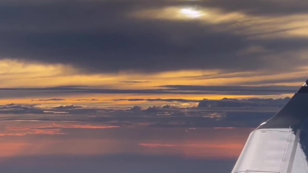 Sonnenuntergang über den Wolken: Ein himmlisches Spektakel ✈️✨