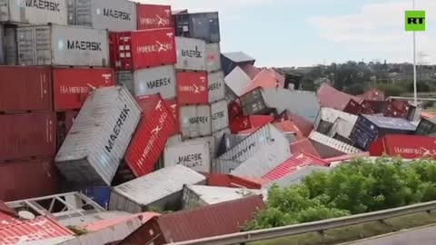 Destruição causadas por inundações mortais na África do Sul