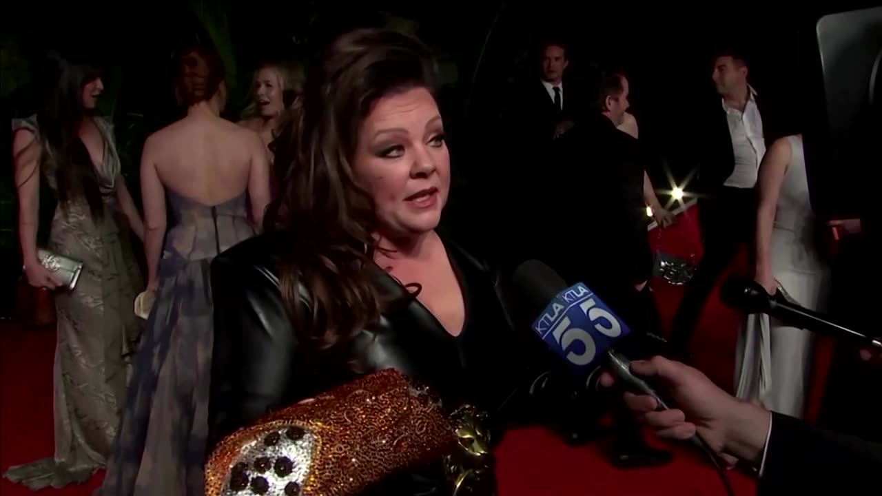 Melissa McCarthy brings cannoli purse to Vanity Fair red carpet