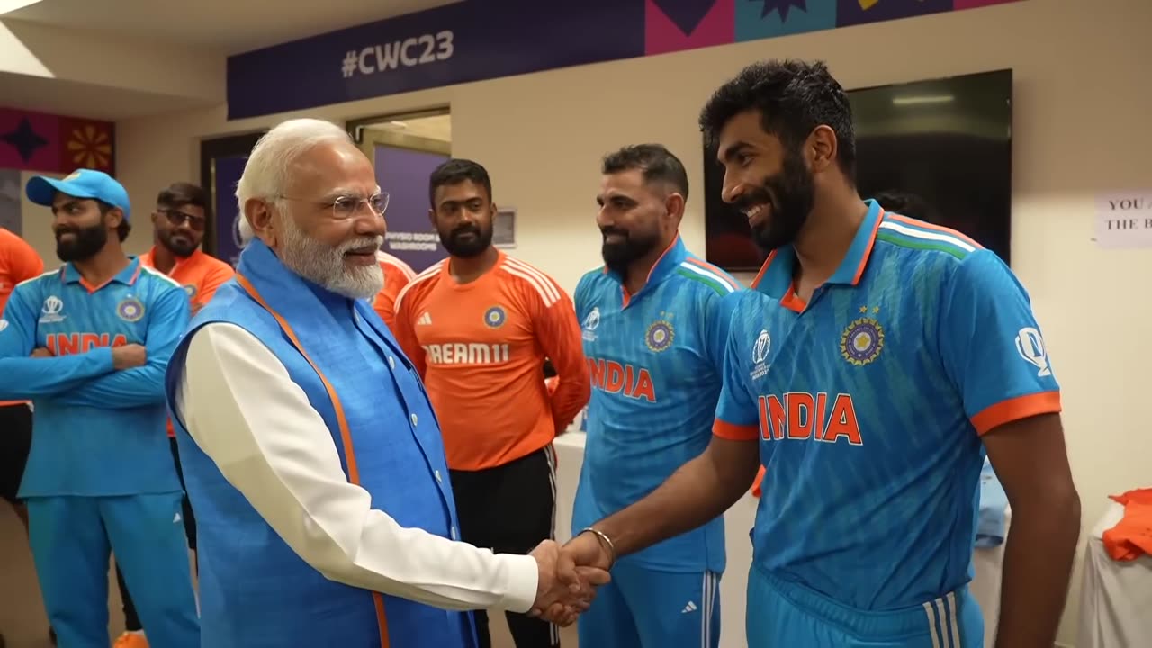 PM Modi Meets the Men in Blue, Comforts Indian Cricket Team After World Cup Final