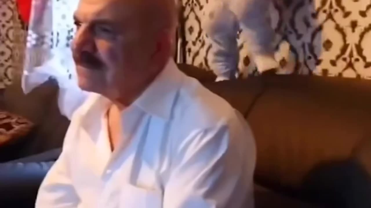 Try not to laugh😂😂