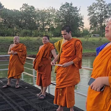 หลวงพ่อเจ้าคุณ,คณะสงฆ์และศิษย์ให้ทานอาหารปลา #พระราชวชิรภาวนาโกศล