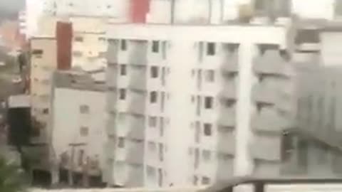 Brasile, tempesta che fa saltare cartelloni pubblicitari, volare "fumo verde" e tappi delle fogne