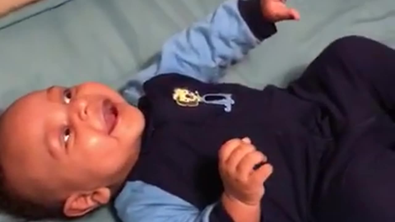¡Bebé riendo a carcajadas: ¡La alegría de hacerle gracias!