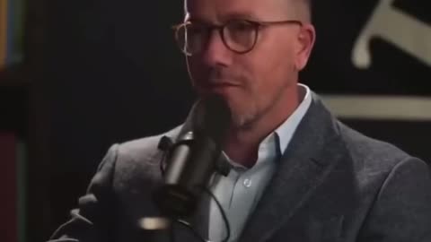 Dennis Prager de PragerU, dice que masturbarse con porno infantil generada por IA esta bien.
