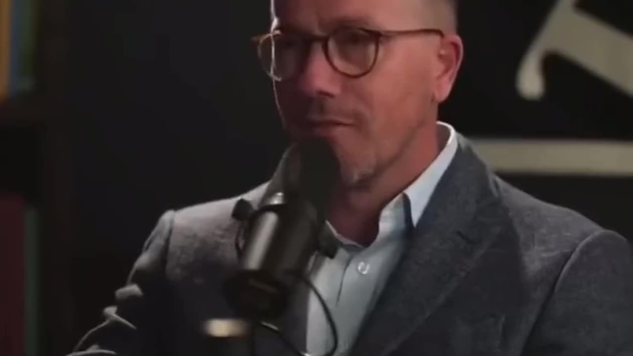 Dennis Prager de PragerU, dice que masturbarse con porno infantil generada por IA esta bien.