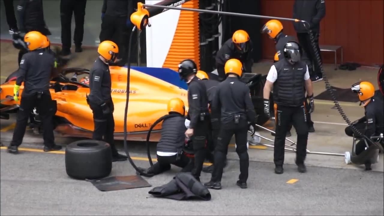 Mclaren dropping their car during pitstop