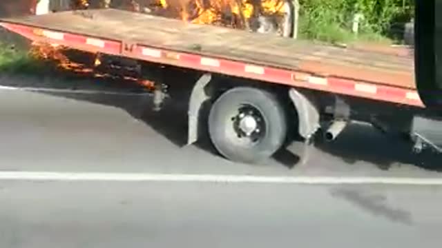 Trancón en autopista Bucaramanga – Piedecuesta por incineración de vehículo