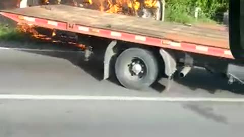 Trancón en autopista Bucaramanga – Piedecuesta por incineración de vehículo