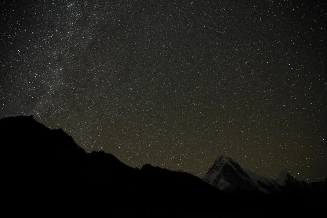 Geminid meteor shower over mount pumori