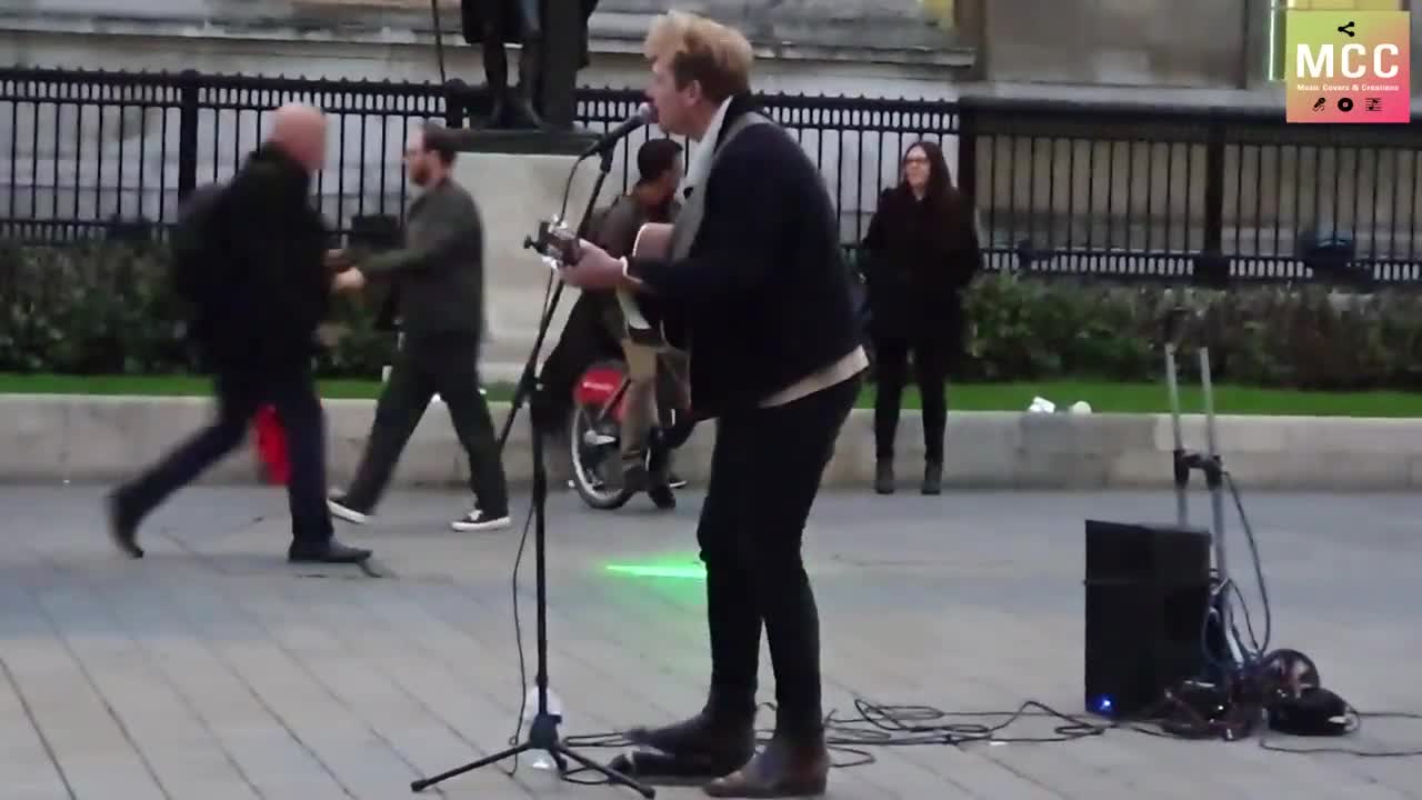 Incredible singer in the streets of London