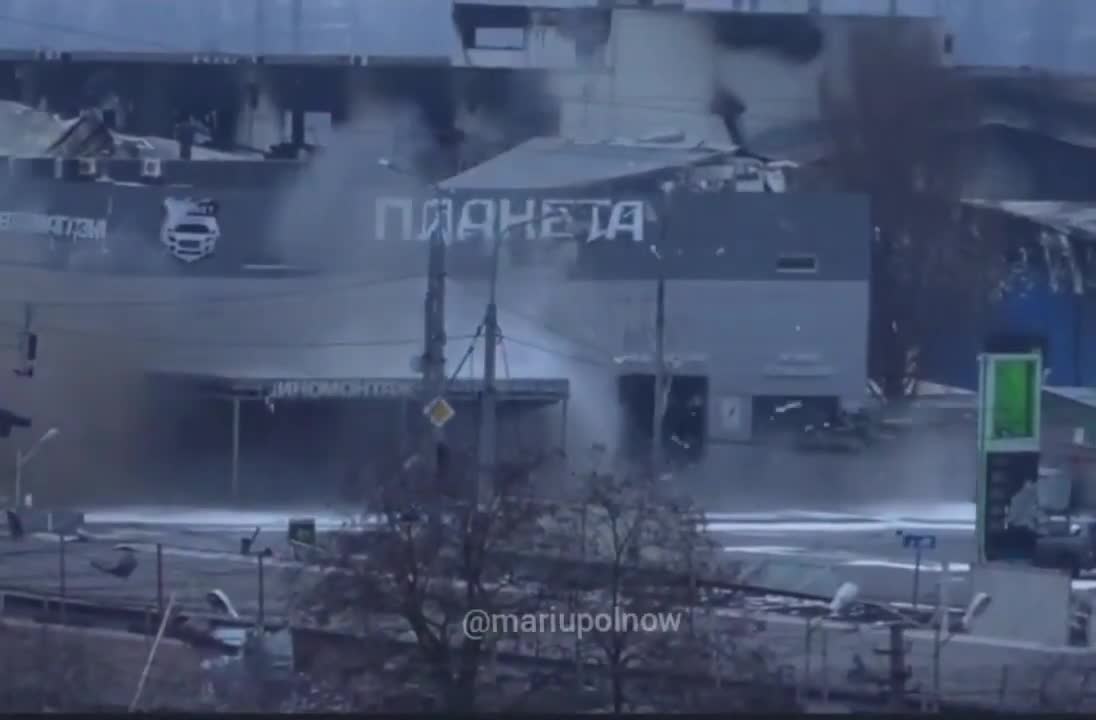 Russian Tanks destroying civil infrastructure in Mariupol Donetsk