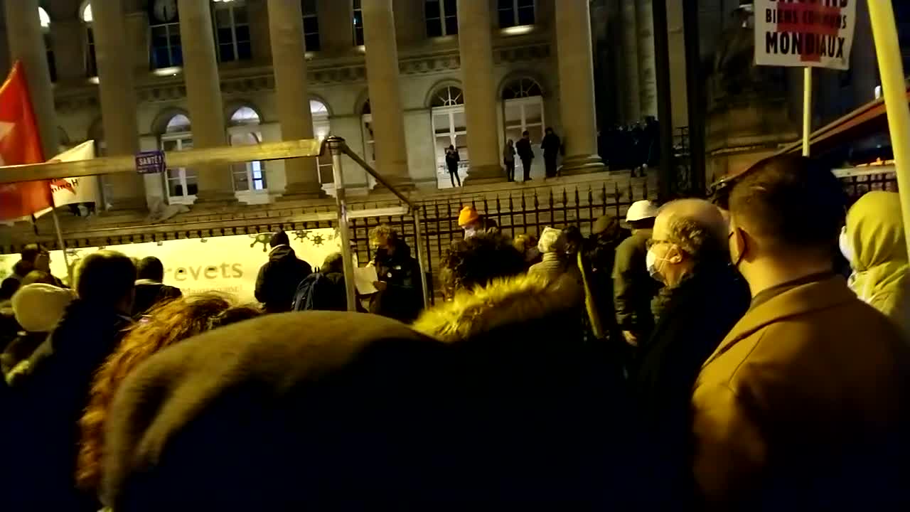 Rassemblement à la 🕯 - Levée des brevets sur les 💉 et traitements anti C... D - 1er discours