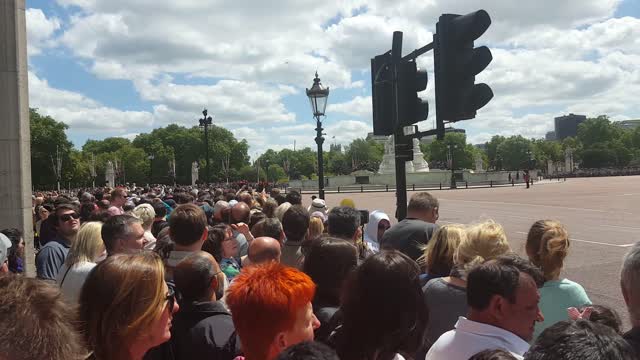 Buckingham Palace - coaches arriving