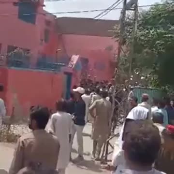 Ισλαμικός όχλος εν δράσει! Σπάνε σταυρούς και πυρπολoύν οικίες χριστιανών