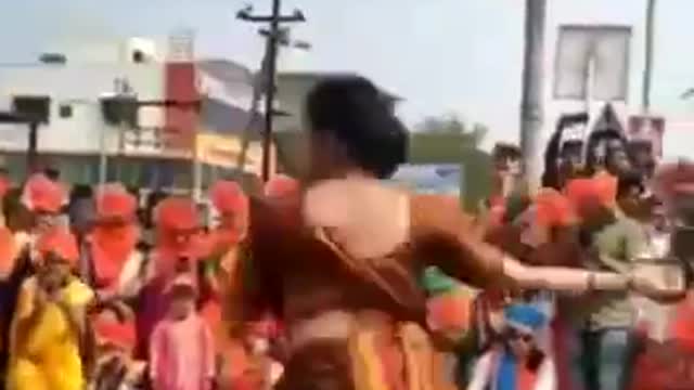 Amazing dance performance by Indian Woman !!