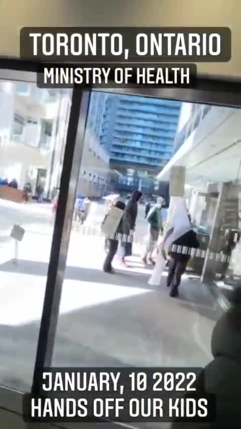 🇨🇦 People in Toronto, Canada stormed the building where the ministry of health is located to stand up for the children
