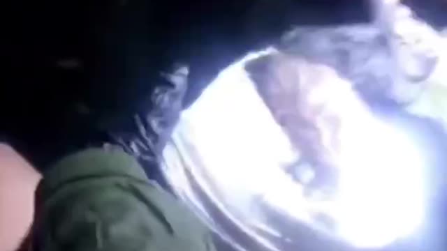 Ρώσος φροντίζει Ουκρανό στρατιώτη
