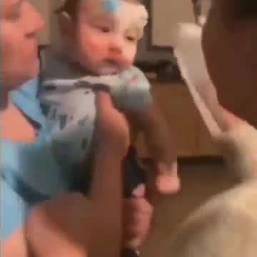 the pity of her child and the funny face of her child is like a clown🤡