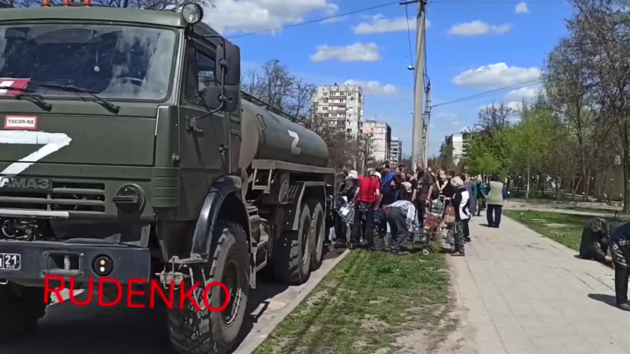 Ruská armáda zásobuje Mariupol pitnou vodou