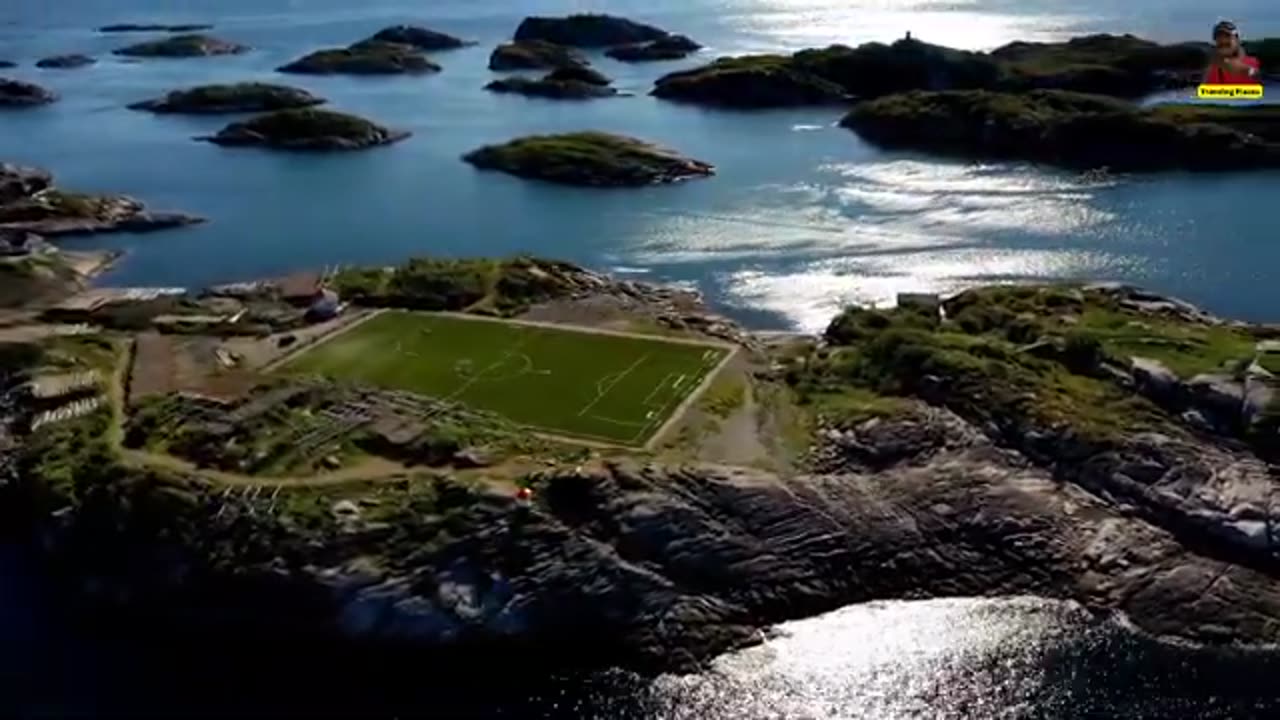 💋The world’s most beautiful football field is found in the middle of the ocean