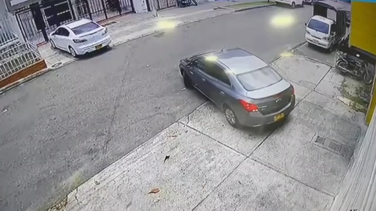 Vehículo particular arrolló a una motocicleta en el barrio El Prado