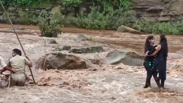>>Two girls trapped in Pench river while taking selfie, rescued by police