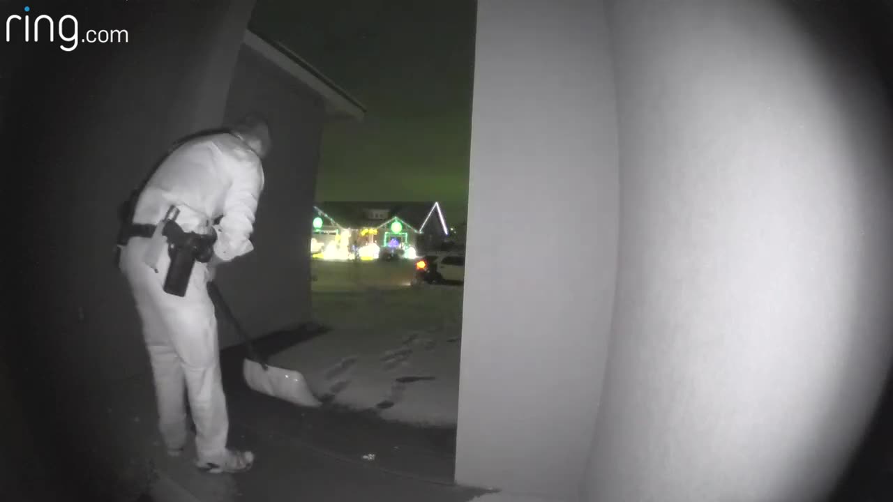 Kind Police Officer Shovels Snow for a Neighbor in the Middle of the Night