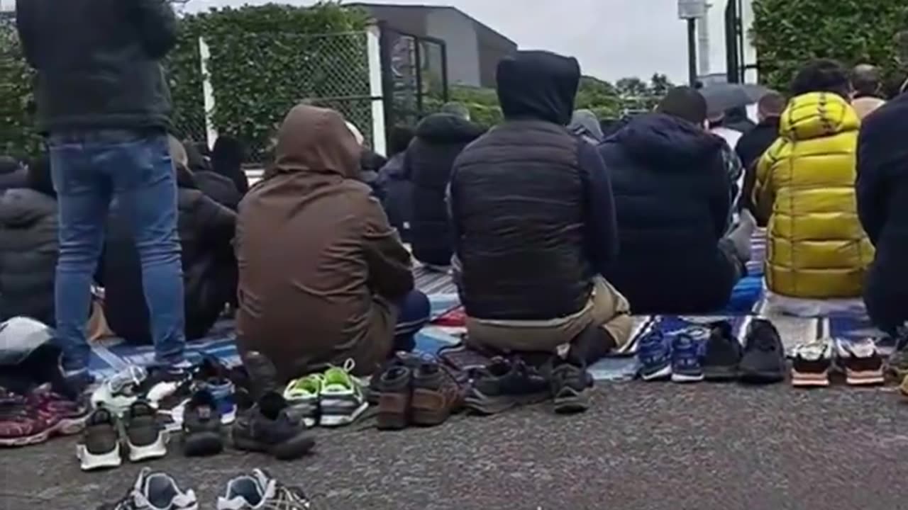 "You can't pass, we have to pray to Allah!" France is lost.