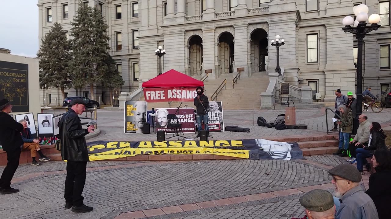 Sleepy Ray with an inspiring chant Day X Denver - Free Julian Assange