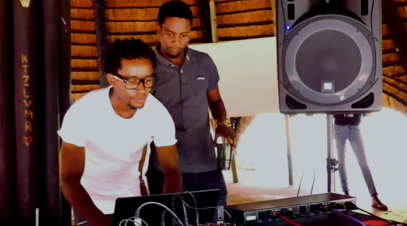 DJ SANDISO ON THE MIX.. let dance together