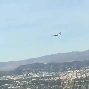 Strange stop of the plane in the sky