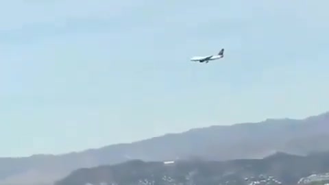 Strange stop of the plane in the sky