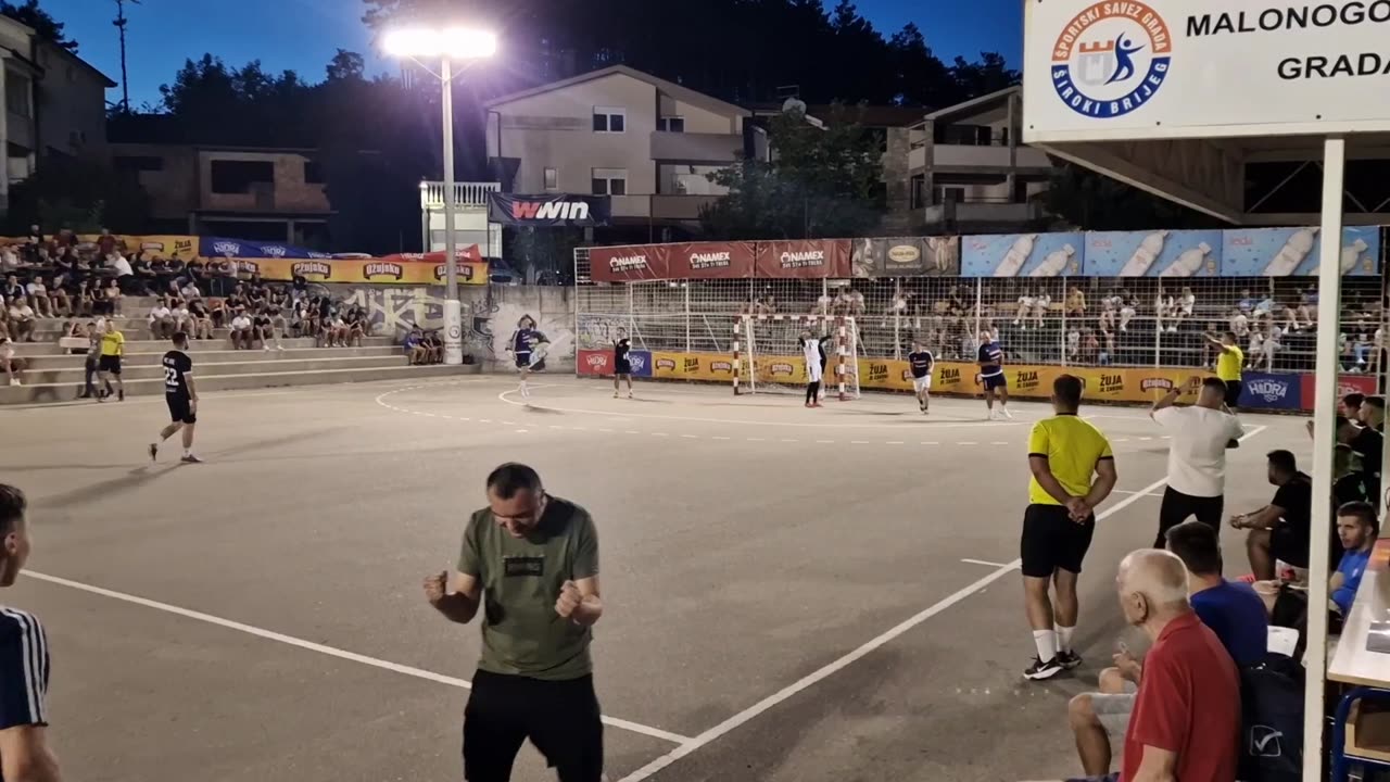 Miro Perko postiže pogodak za Desnu Obalu