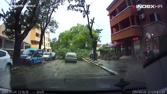 Olujna bura u Splitu, Matoševa ulica podno Marjana